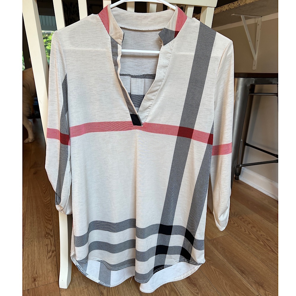 Chic plaid 3/4 sleeve blouse. Size Medium.